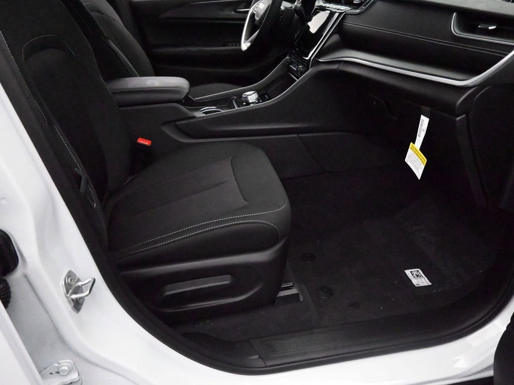 Used 2024 Jeep Grand Cherokee L Laredo w/ Luxury Tech Group I image 16