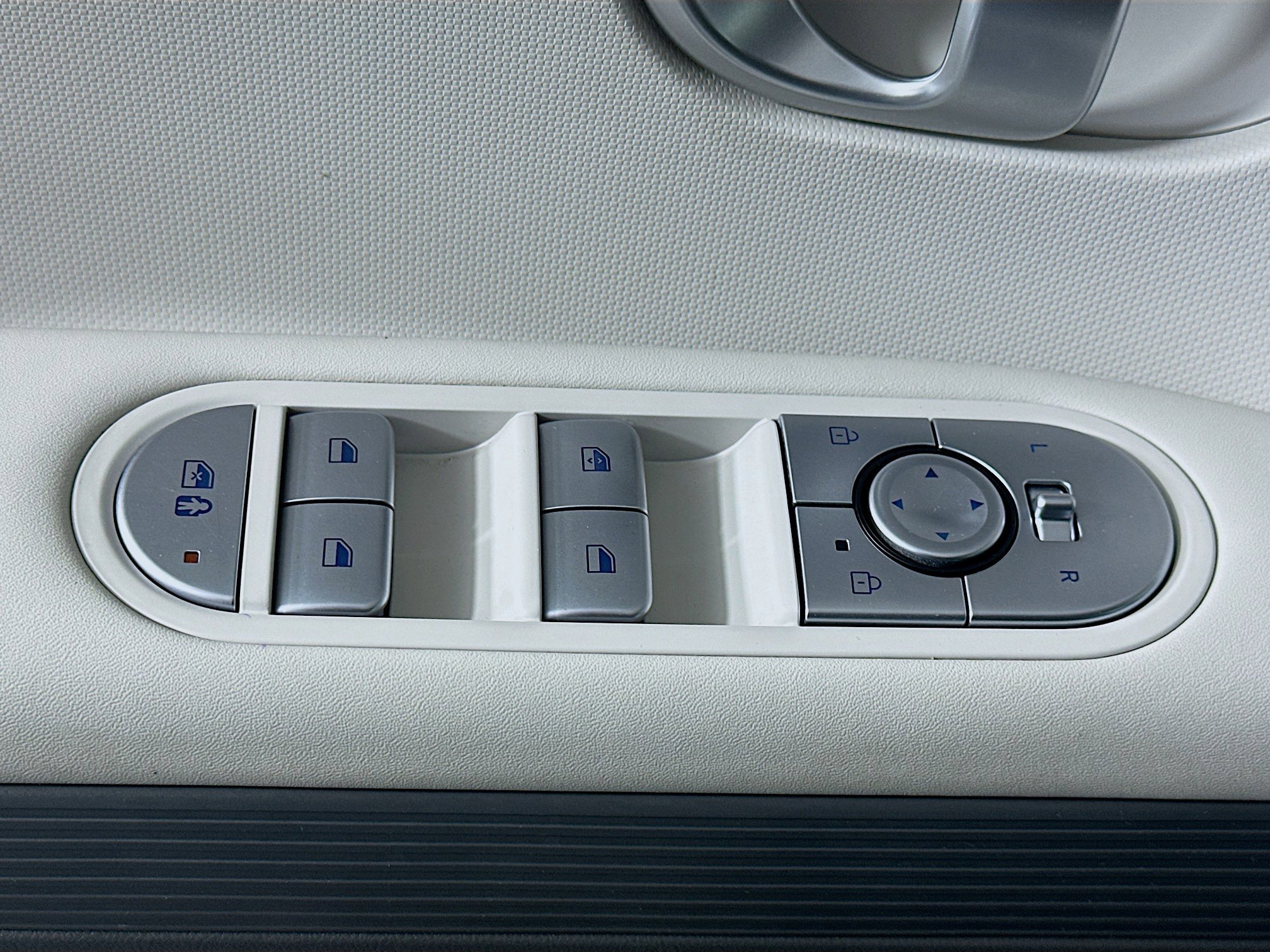 Used 2023 Hyundai Ioniq 5 SE w/ Cargo Package image 15