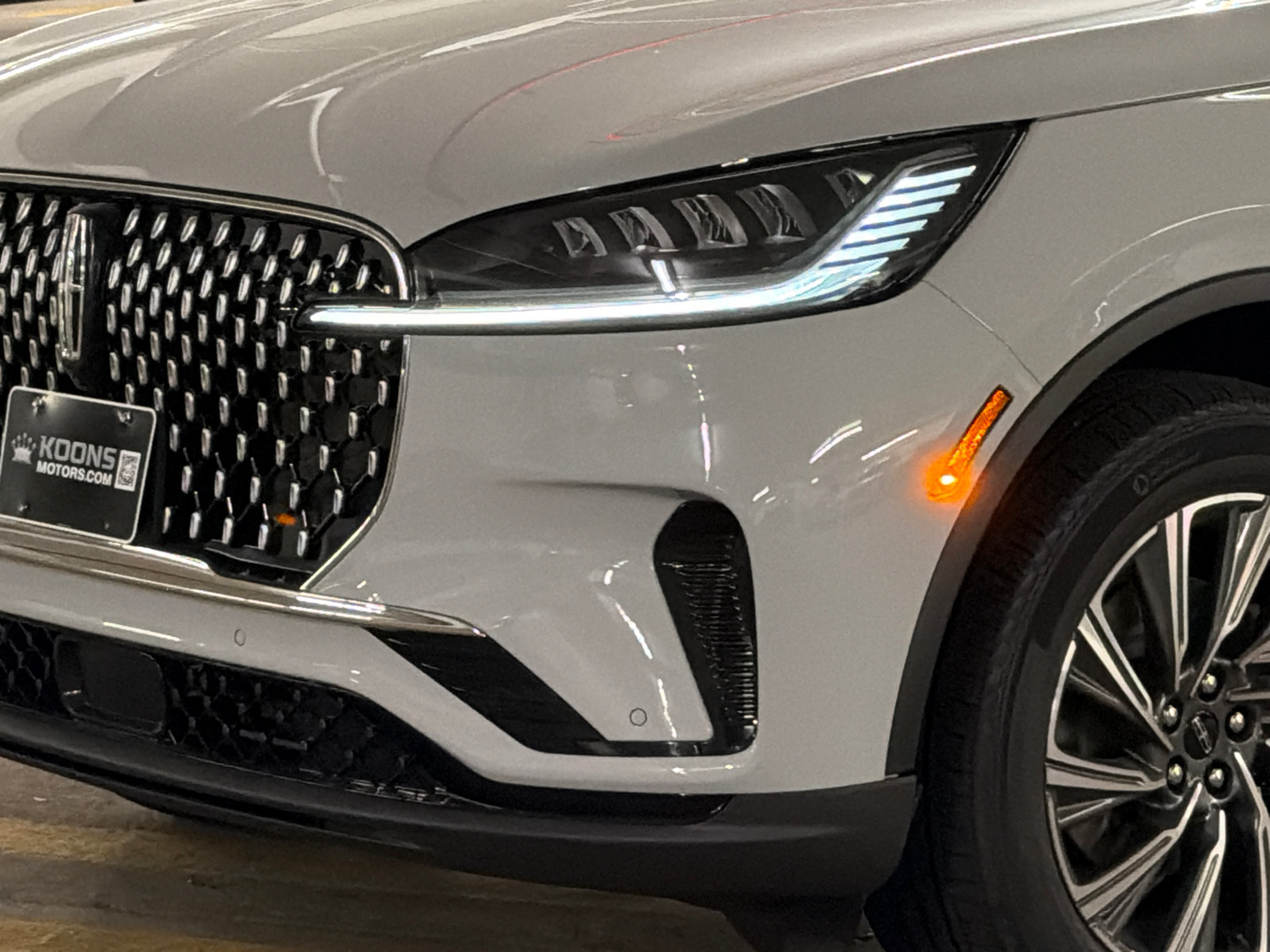 New 2027 Lincoln Aviator AWD image 2