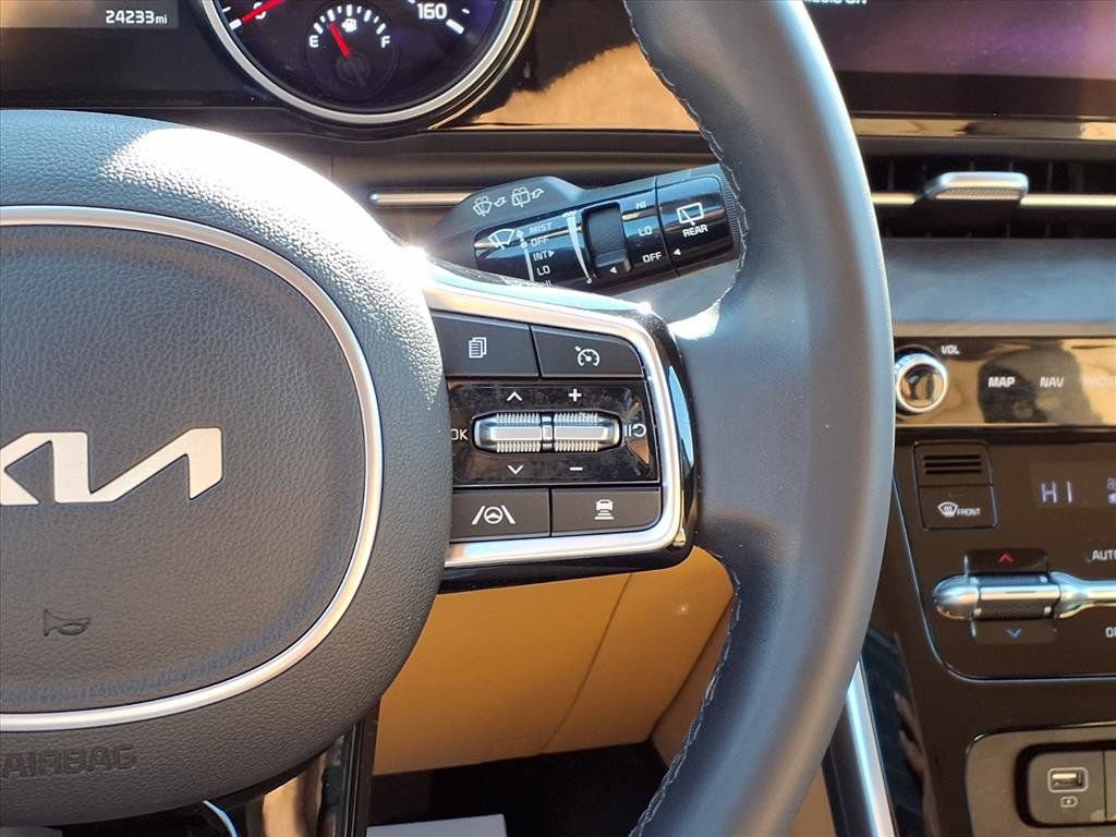 Used 2024 Kia Carnival EX image 15