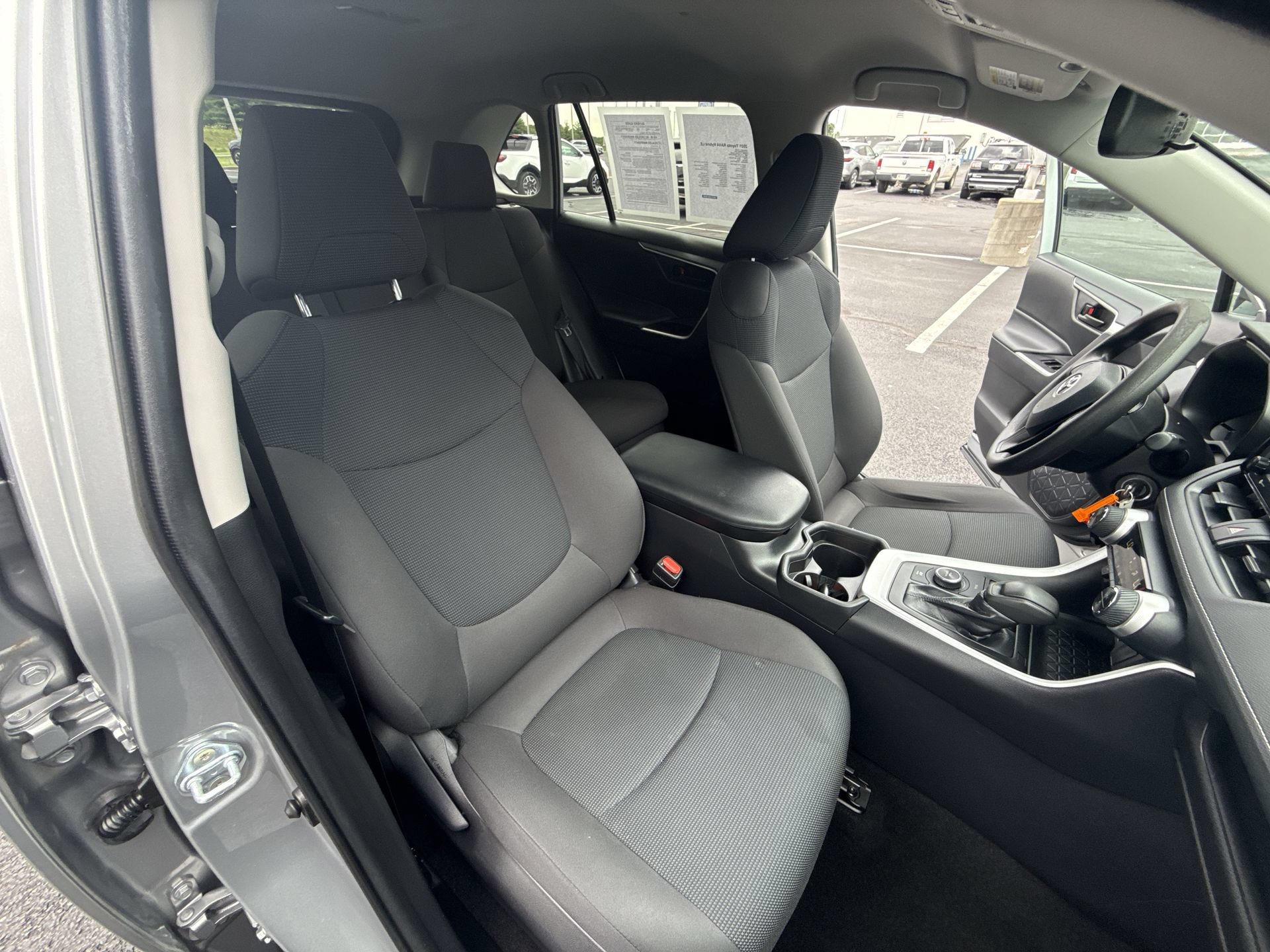 Used 2021 Toyota RAV4 LE AWD/4WD image 23
