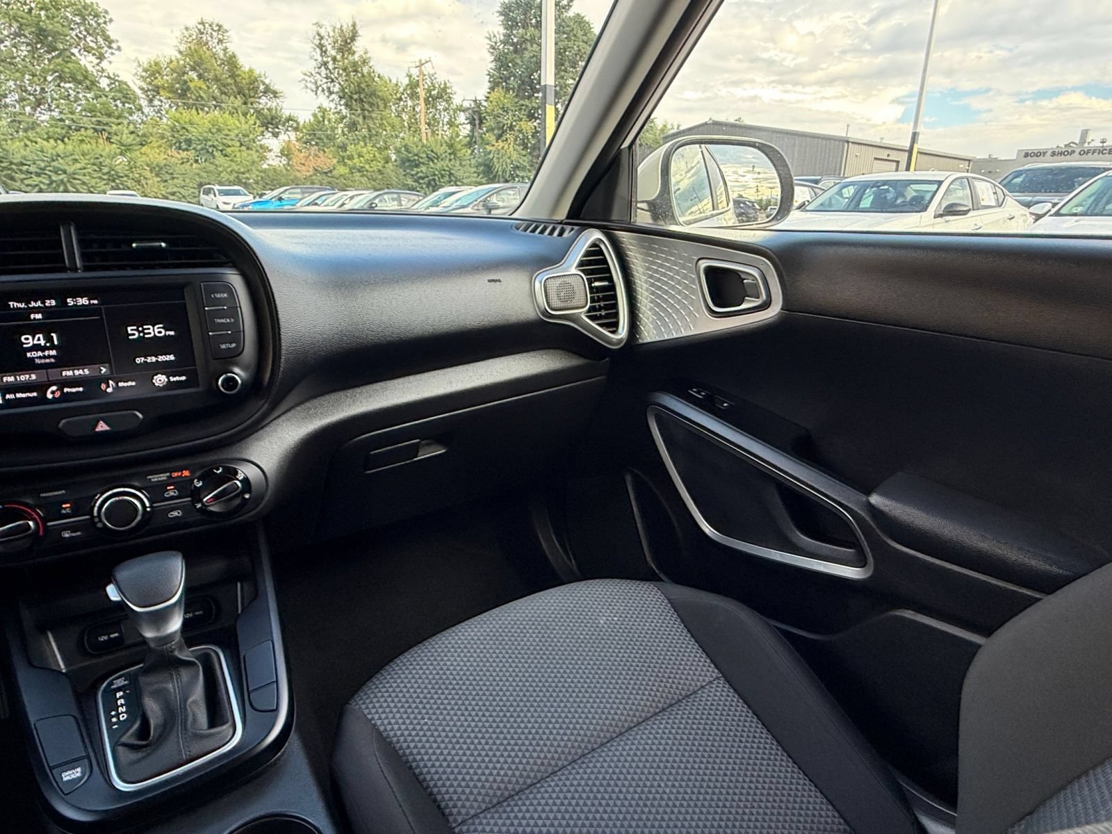 Used 2025 Kia Soul LX w/ LX Technology Package FWD image 32