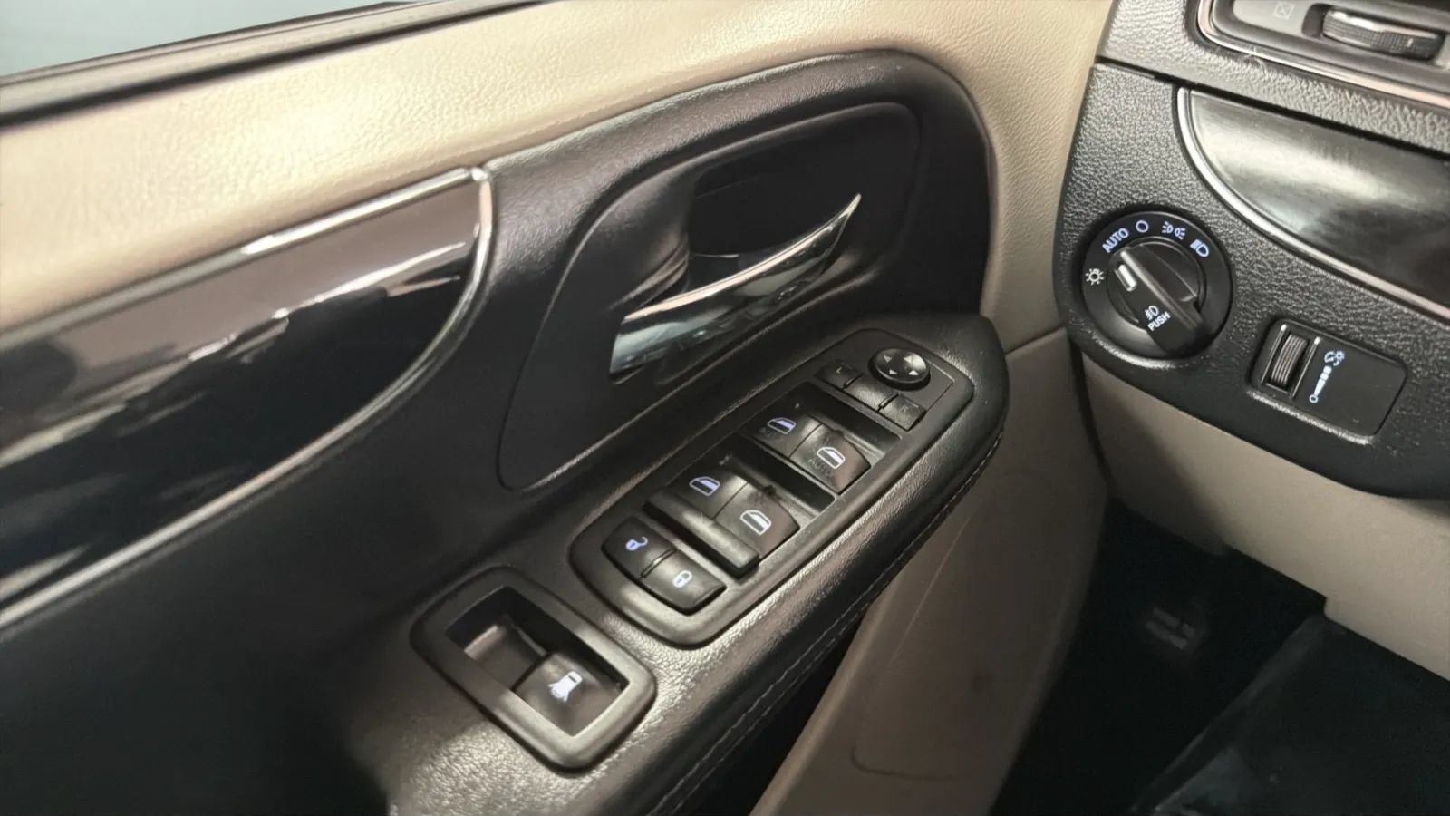 Used 2018 Dodge Grand Caravan SXT FWD image 15