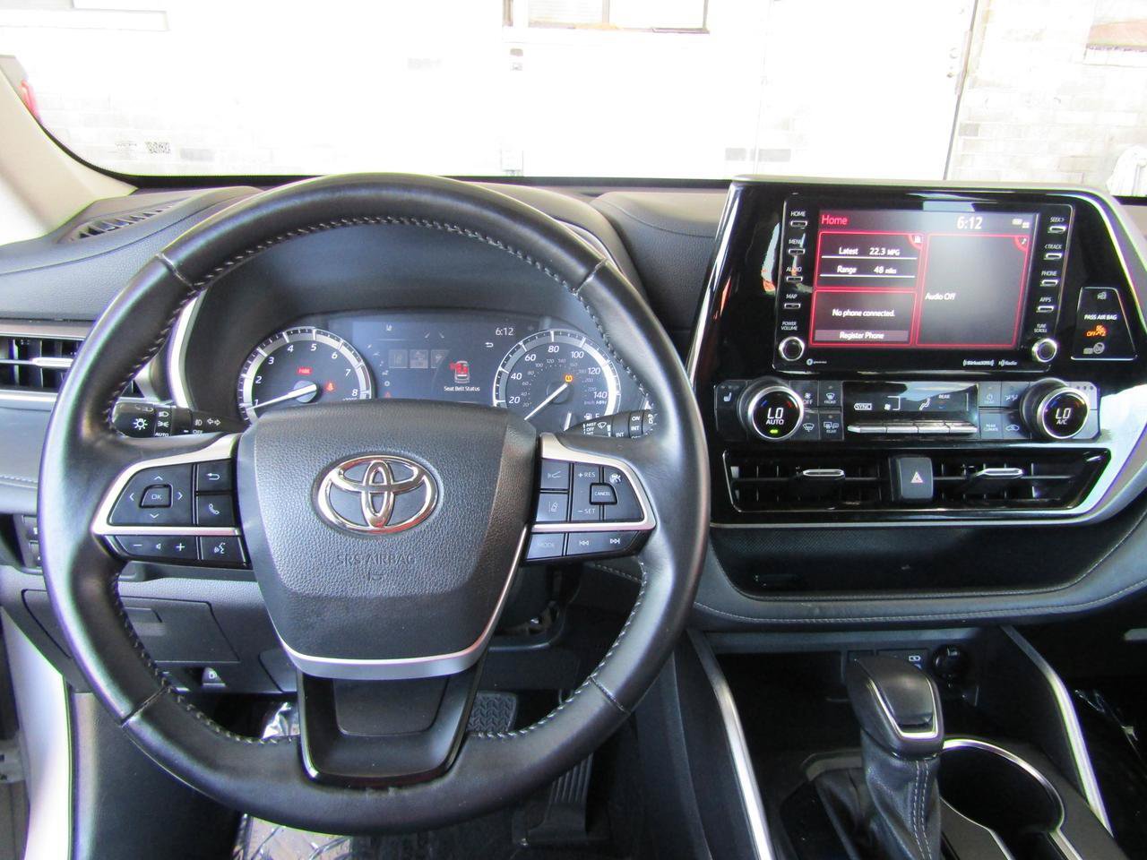 Used 2022 Toyota Highlander XLE FWD image 18