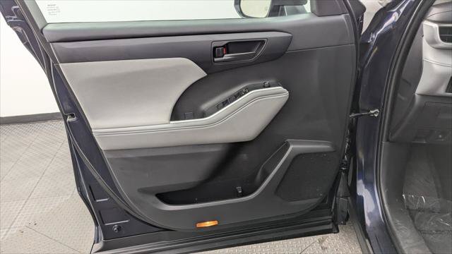 Used 2023 Toyota Highlander LE FWD image 13