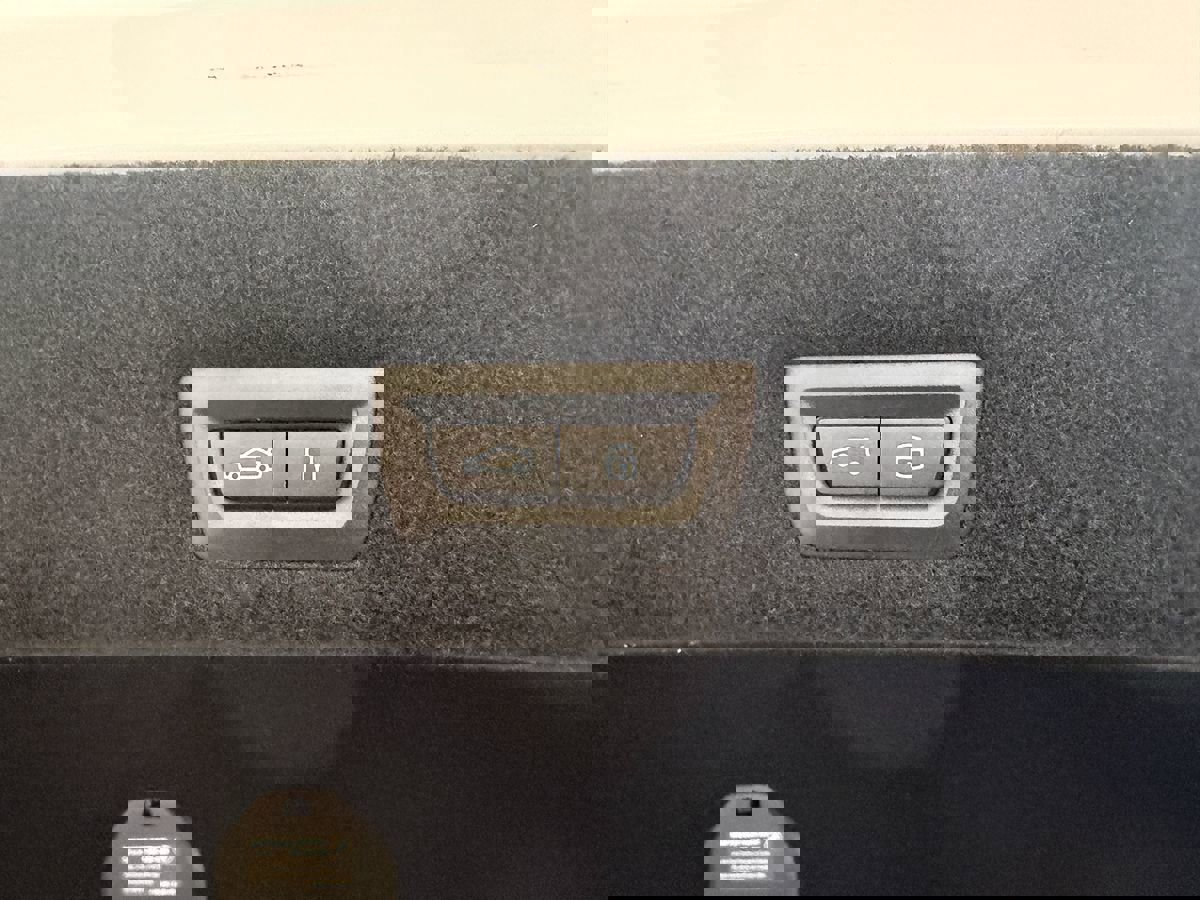 Used 2025 BMW 740i xDrive image 79