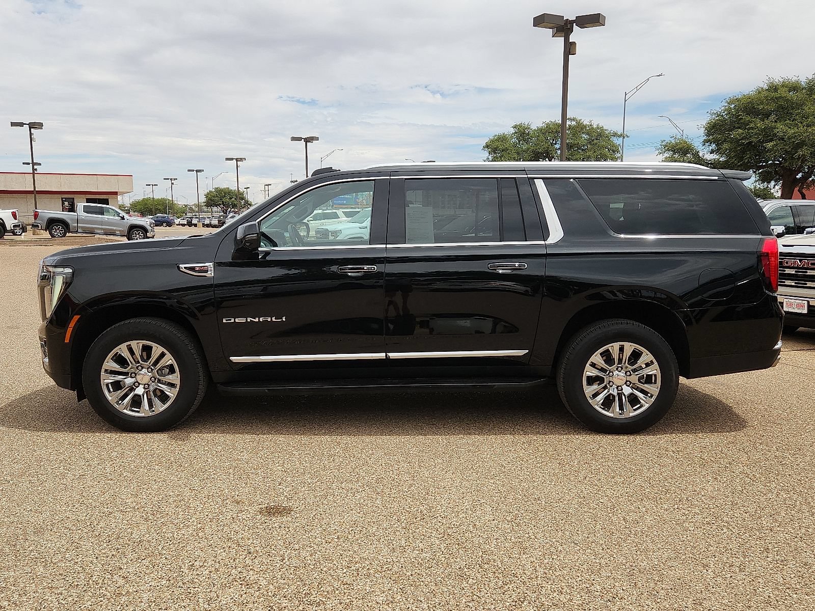 Used 2025 GMC Yukon XL Denali AWD/4WD image 2