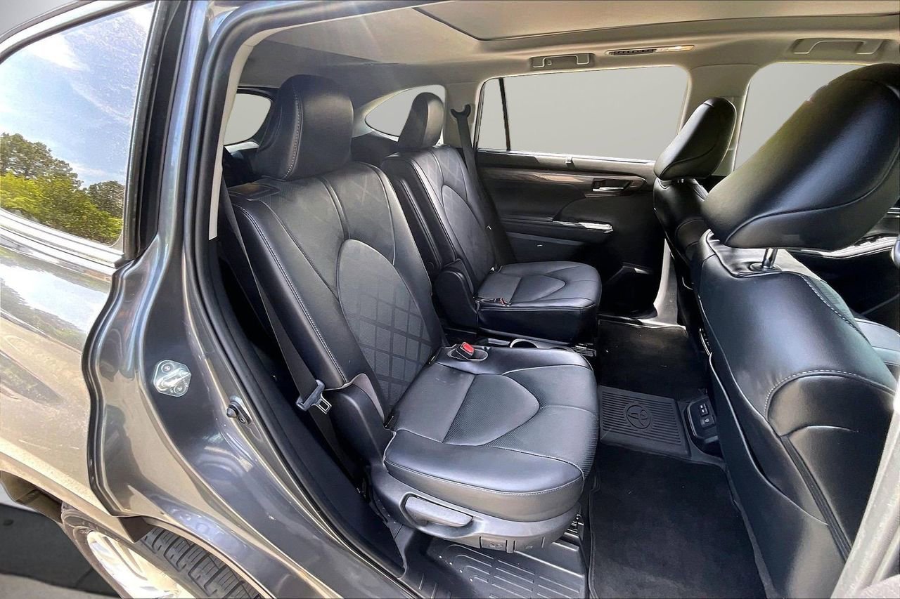 Used 2023 Toyota Highlander Platinum FWD image 26
