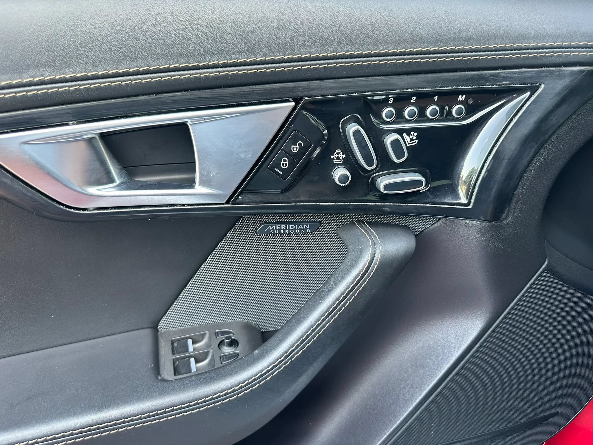 Used 2015 Jaguar F-TYPE R RWD image 31