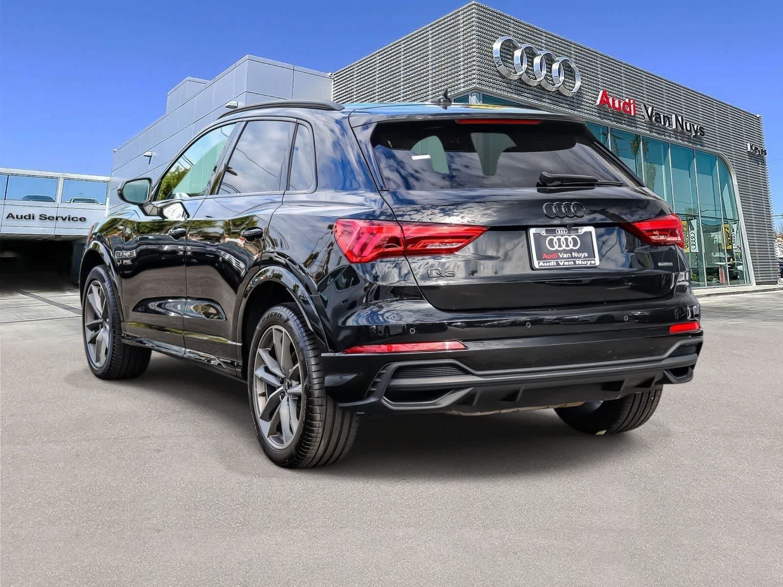 Used 2024 Audi Q3 2.0T Premium w/ Black Optic Sport Package AWD/4WD image 2