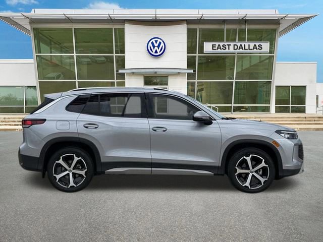 Used 2025 Volkswagen Tiguan SE image 2