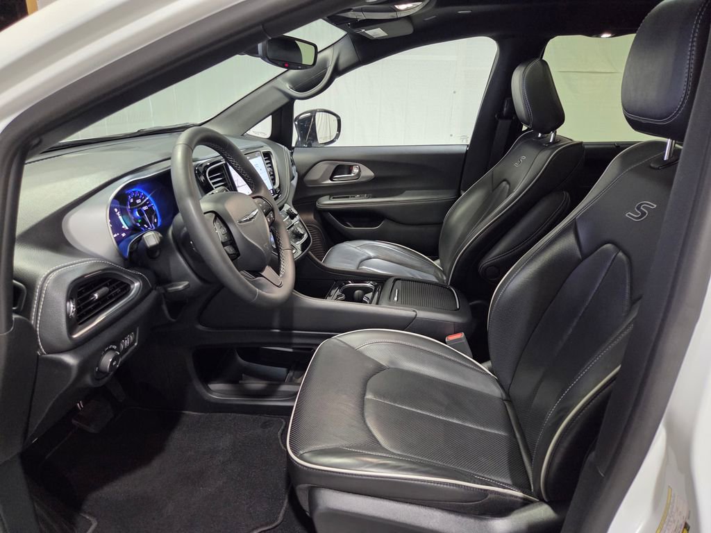 Certified 2025 Chrysler Pacifica Limited image 11