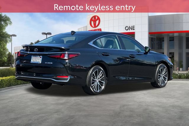 Used 2025 Lexus ES 300h w/ Premium Package FWD image 4