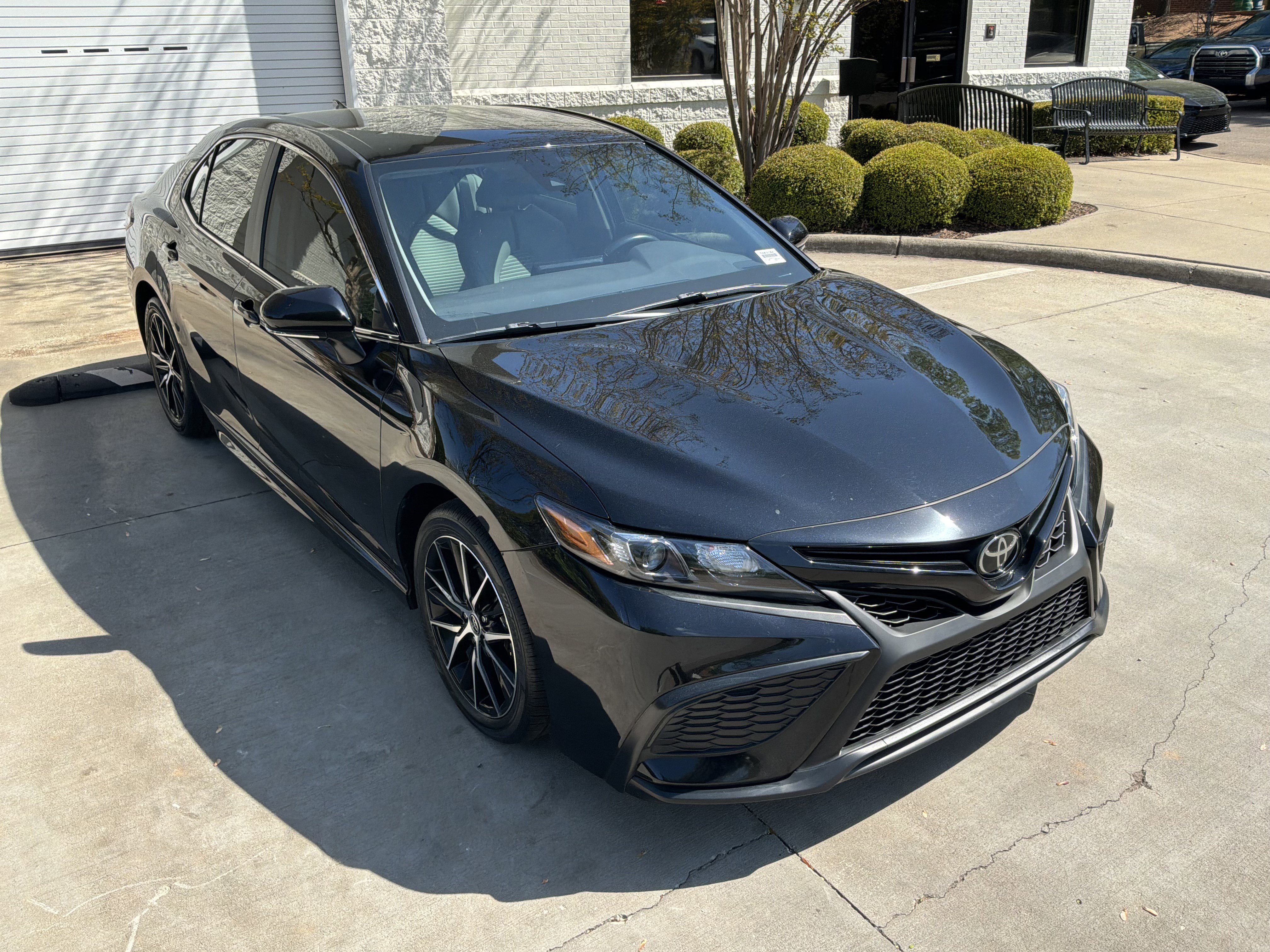 Used 2024 Toyota Camry SE FWD image 2