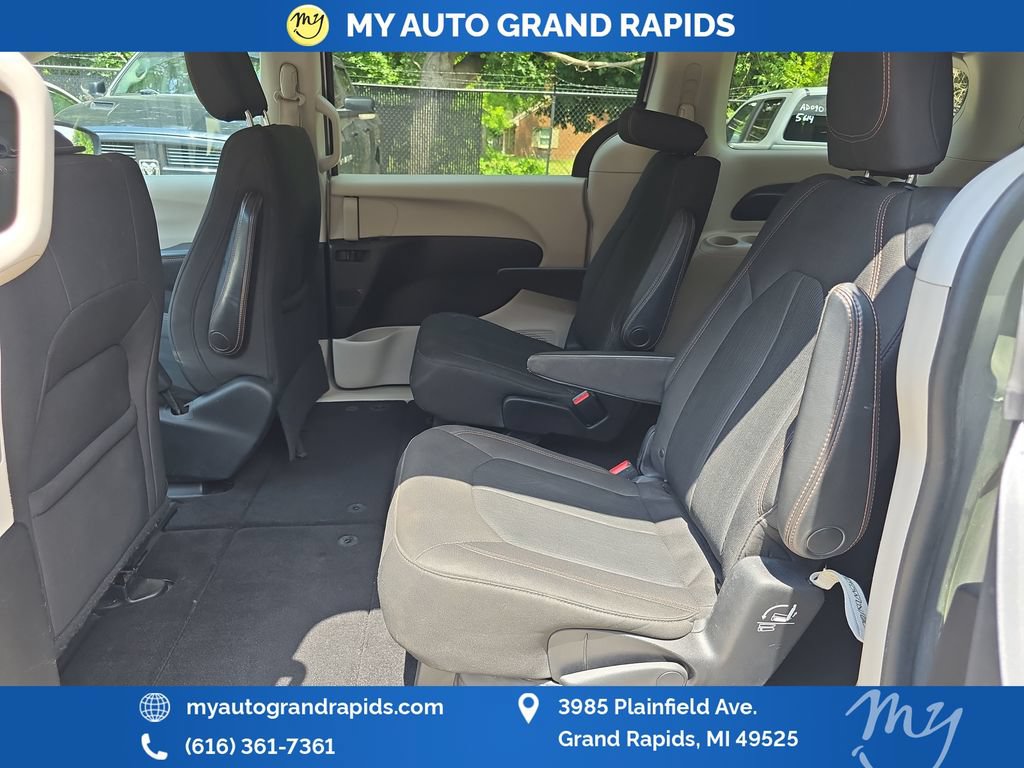 Used 2017 Chrysler Pacifica Touring FWD image 26