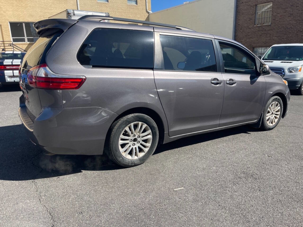 Used 2015 Toyota Sienna XLE w/ XLE Navigation Package FWD image 8