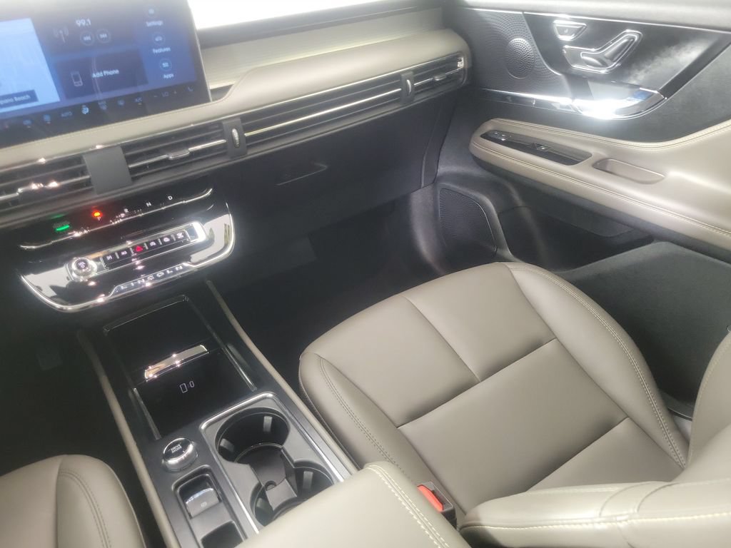 Certified 2025 Lincoln Corsair FWD image 11