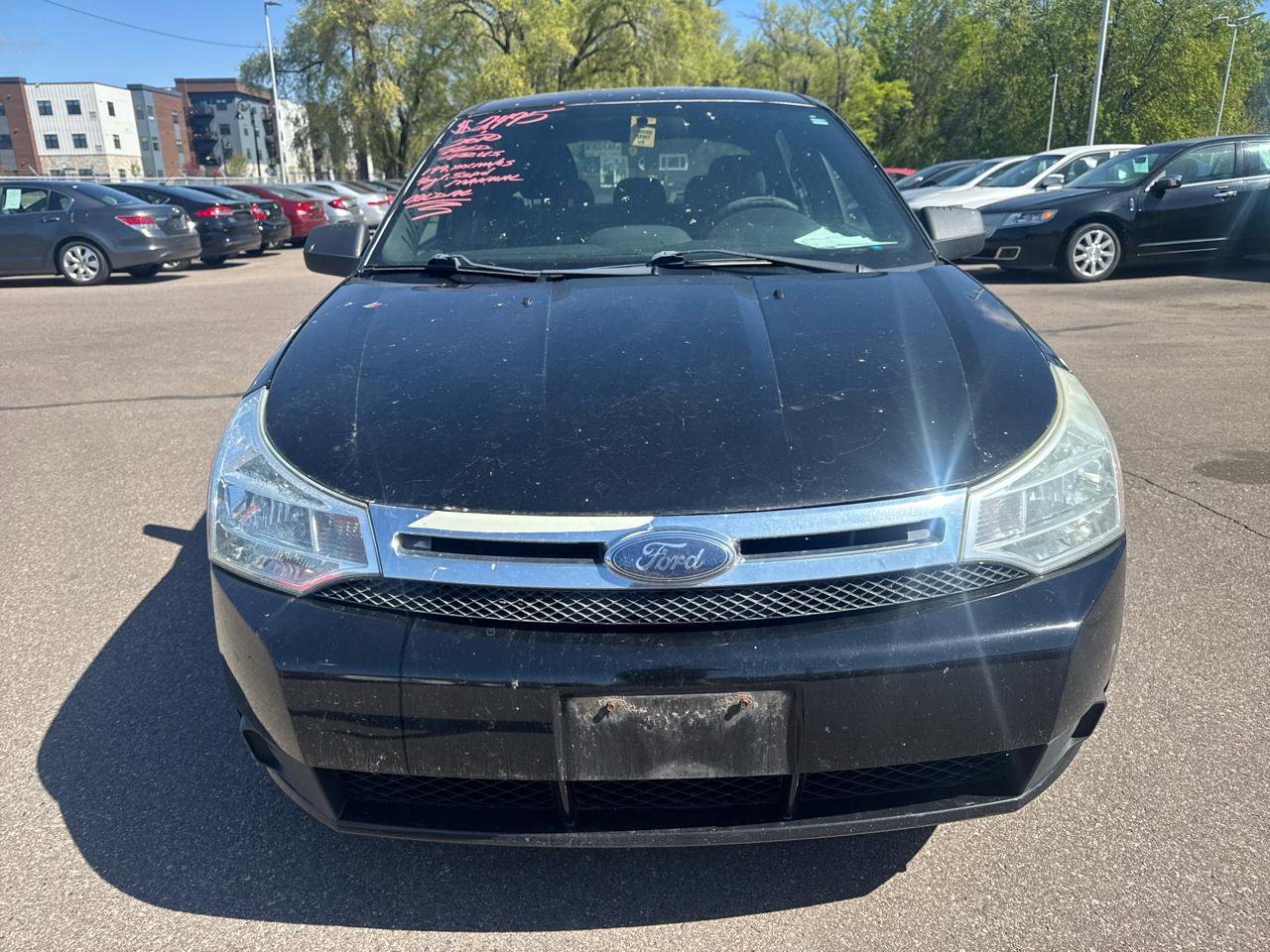 Used 2010 Ford Focus SE FWD image 2