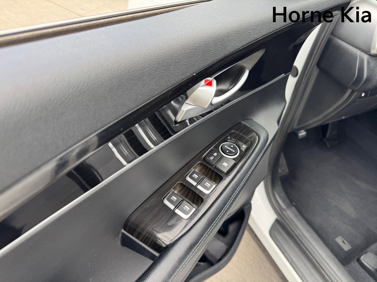 Used 2019 Kia Sorento LX image 11
