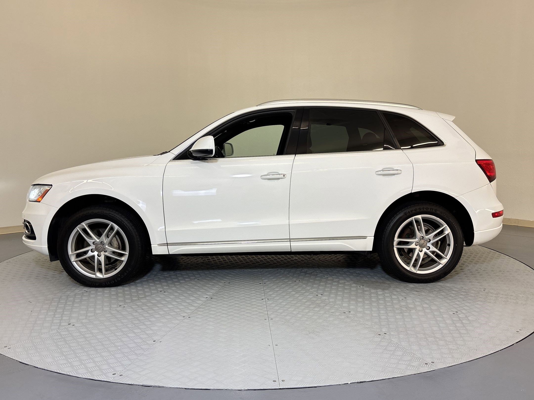 Used 2016 Audi Q5 2.0T Premium Plus w/ Technology Package AWD/4WD image 2