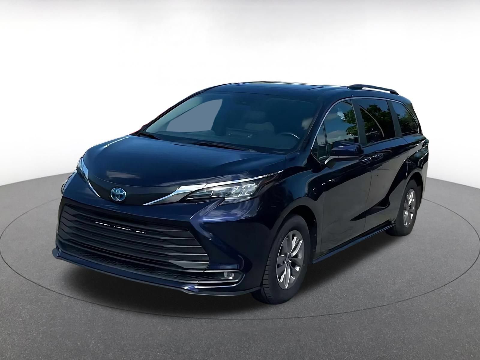 Used 2025 Toyota Sienna XLE FWD image 6