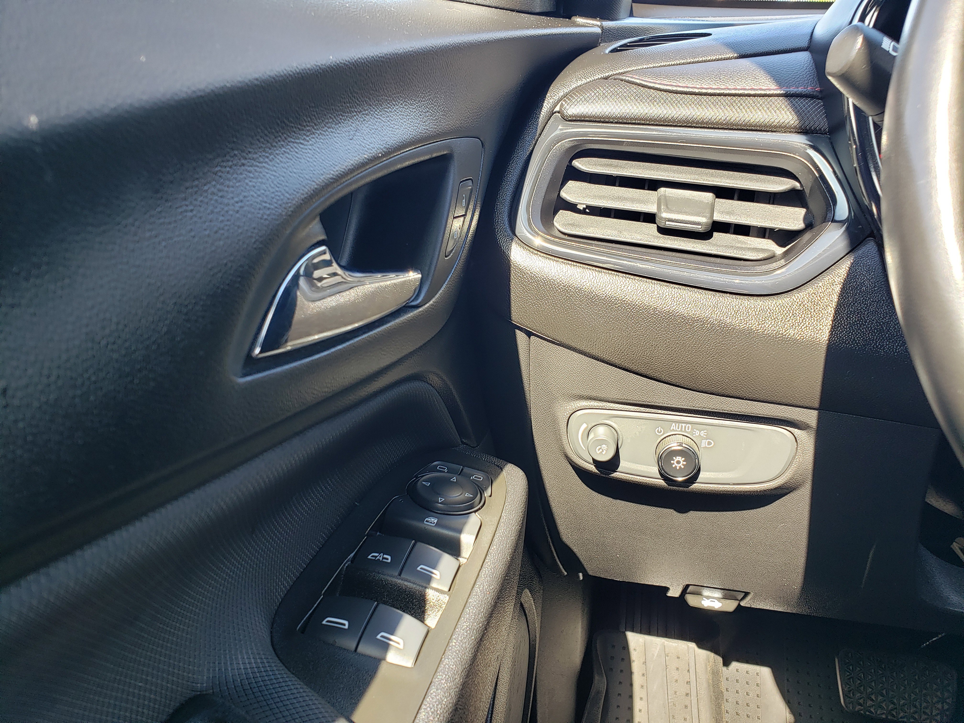 Used 2023 Chevrolet Equinox RS w/ RS Leather Package FWD image 14