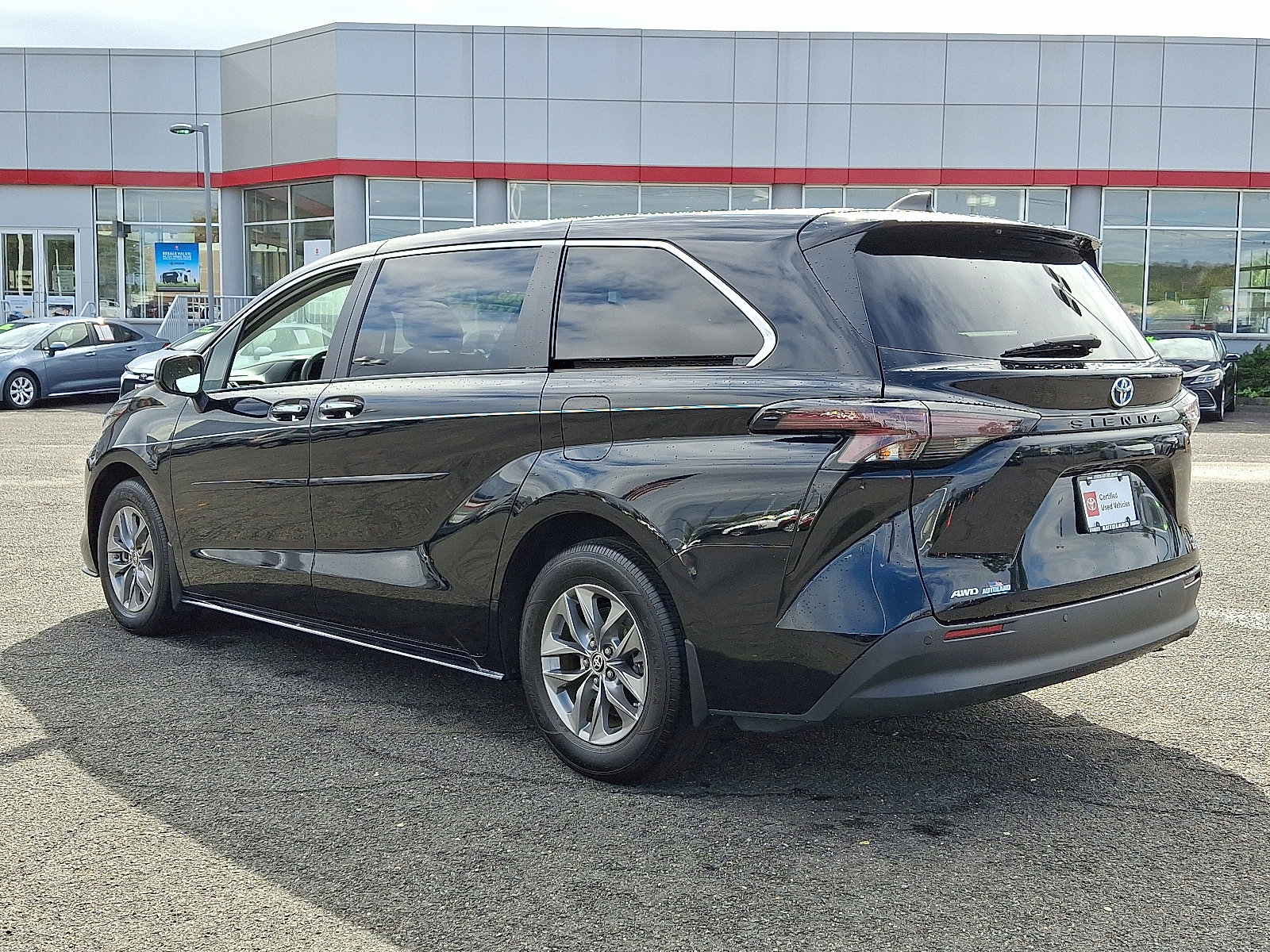 Used 2024 Toyota Sienna XLE image 5