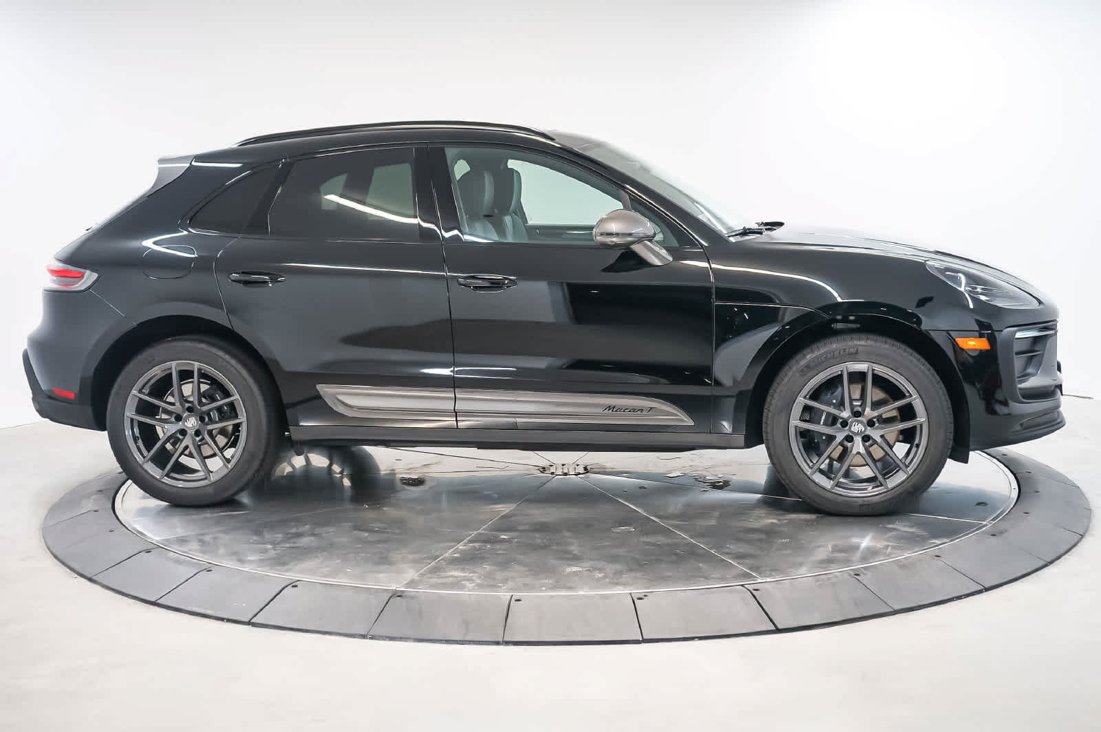 Certified 2026 Porsche Macan Turbo AWD/4WD image 8