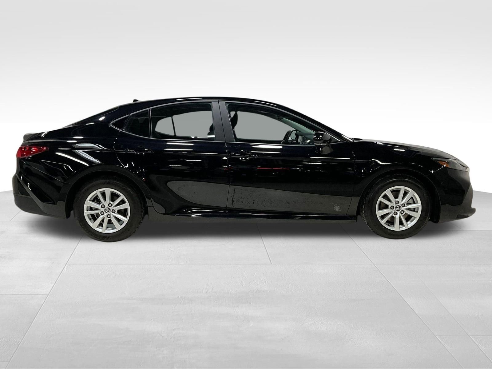Used 2025 Toyota Camry LE image 3