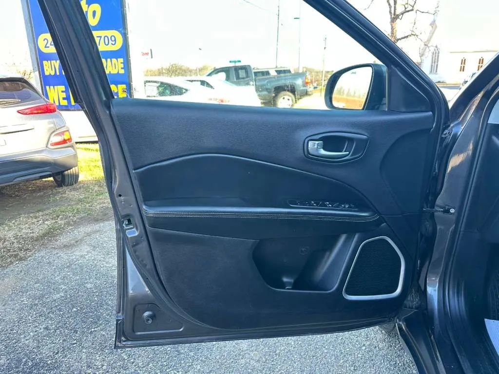 Used 2018 Jeep Compass Latitude image 15