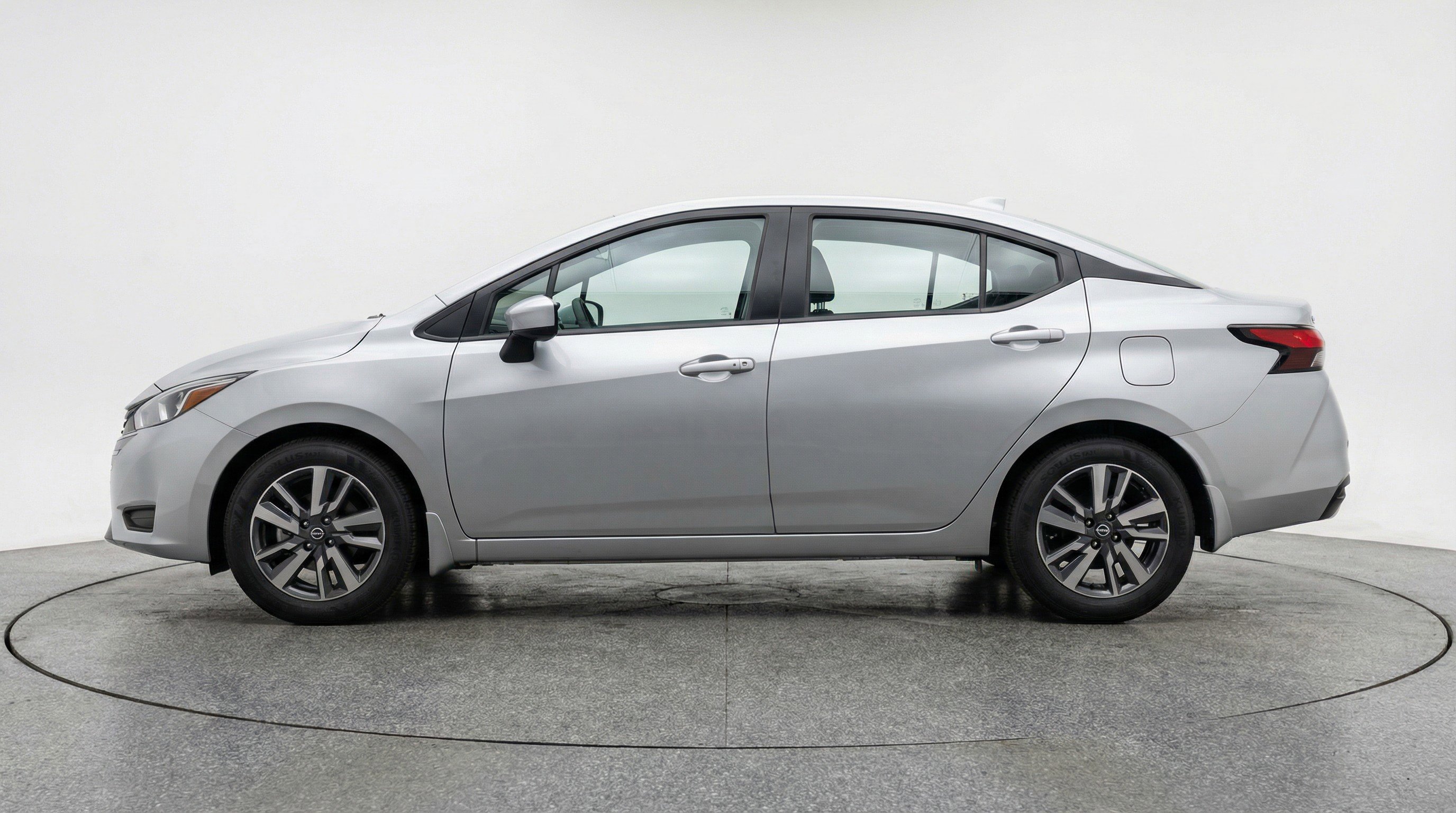 Used 2025 Nissan Versa SV FWD image 5