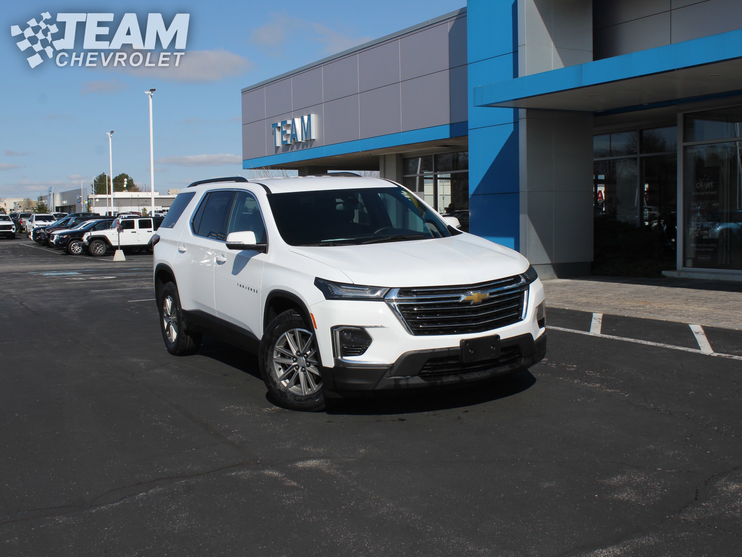 Used 2023 Chevrolet Traverse LT image 2