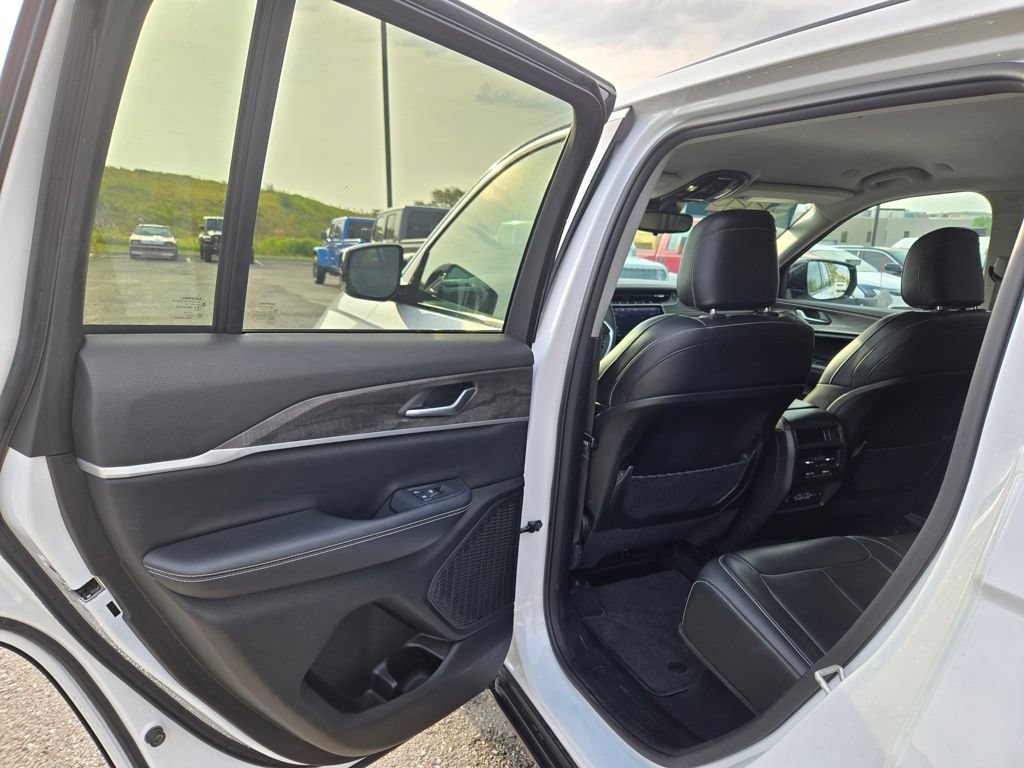 Used 2023 Jeep Grand Cherokee Limited AWD/4WD image 26