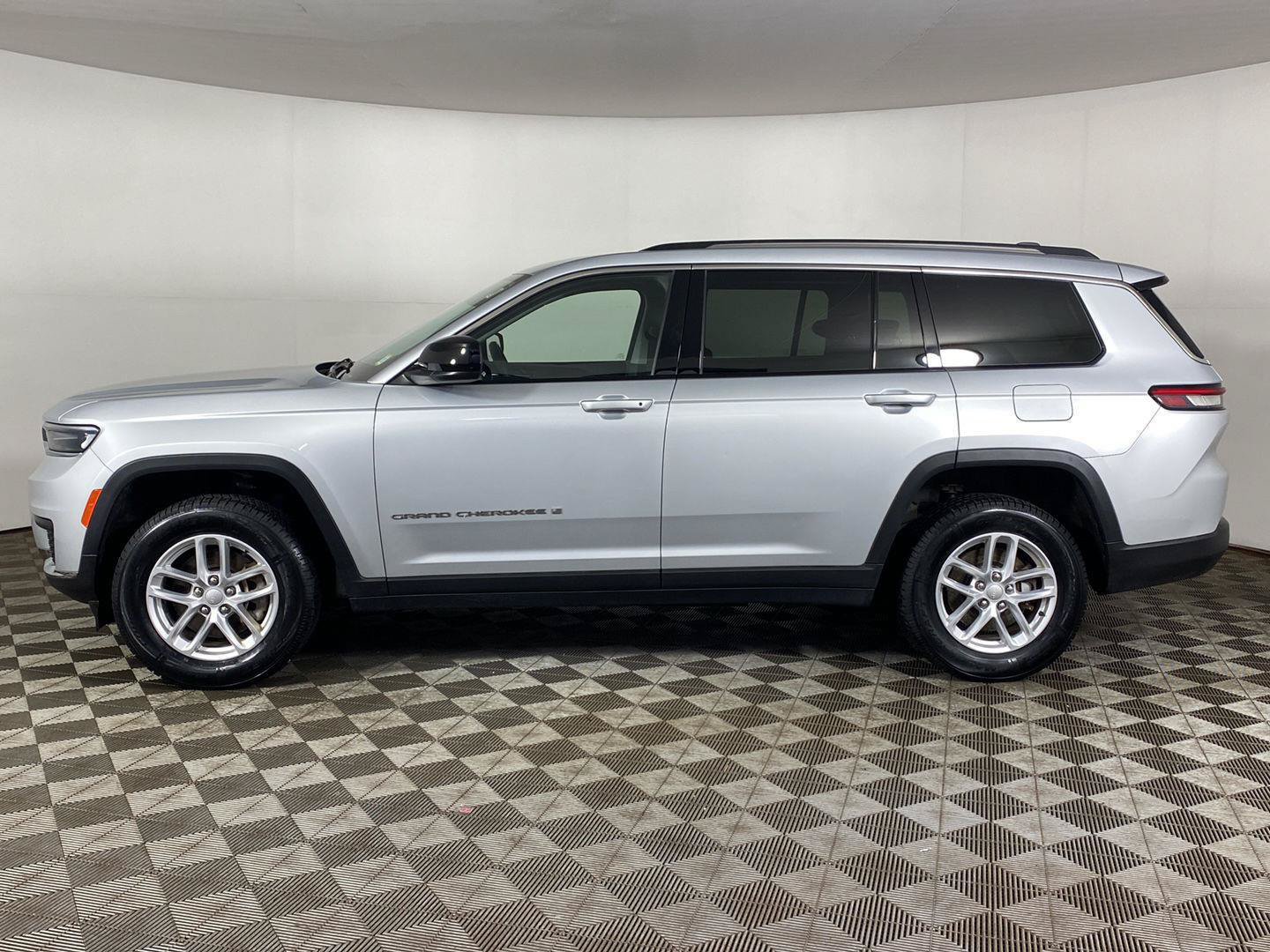 Used 2023 Jeep Grand Cherokee L Laredo w/ Luxury Tech Group I AWD/4WD image 8