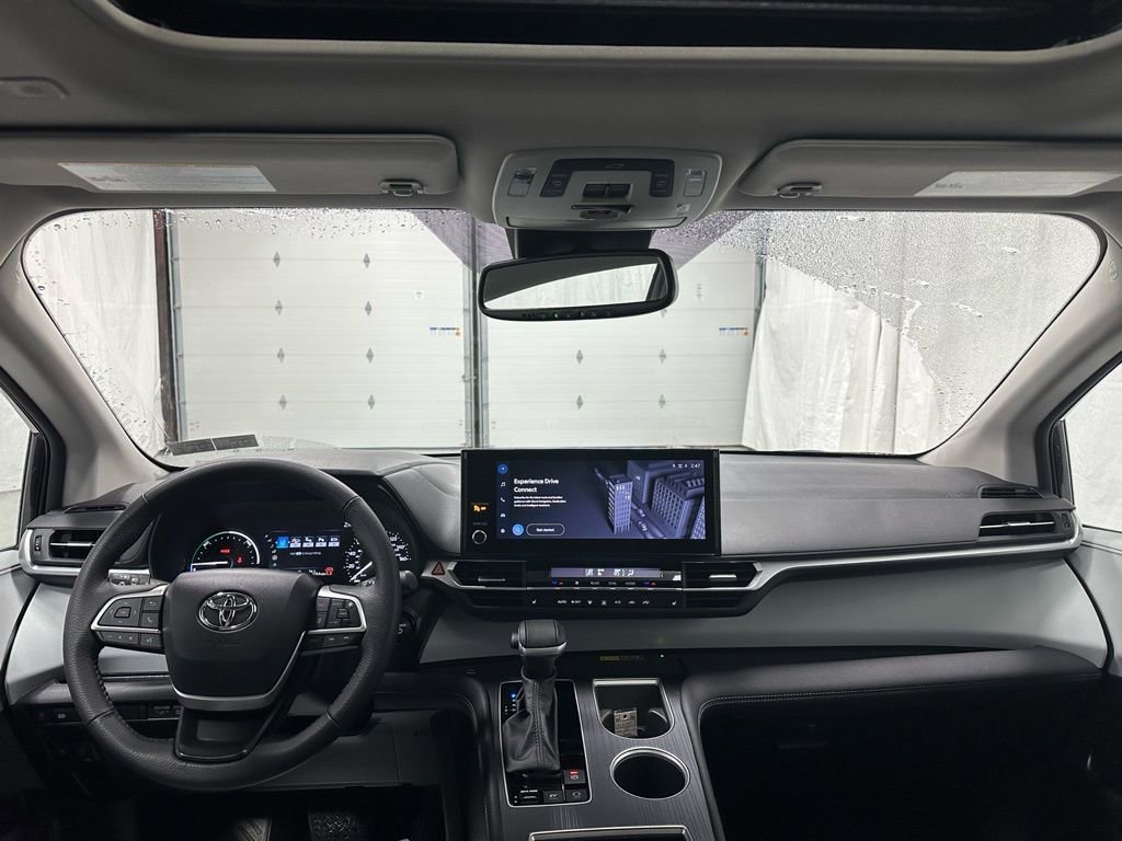 Used 2025 Toyota Sienna XLE image 44