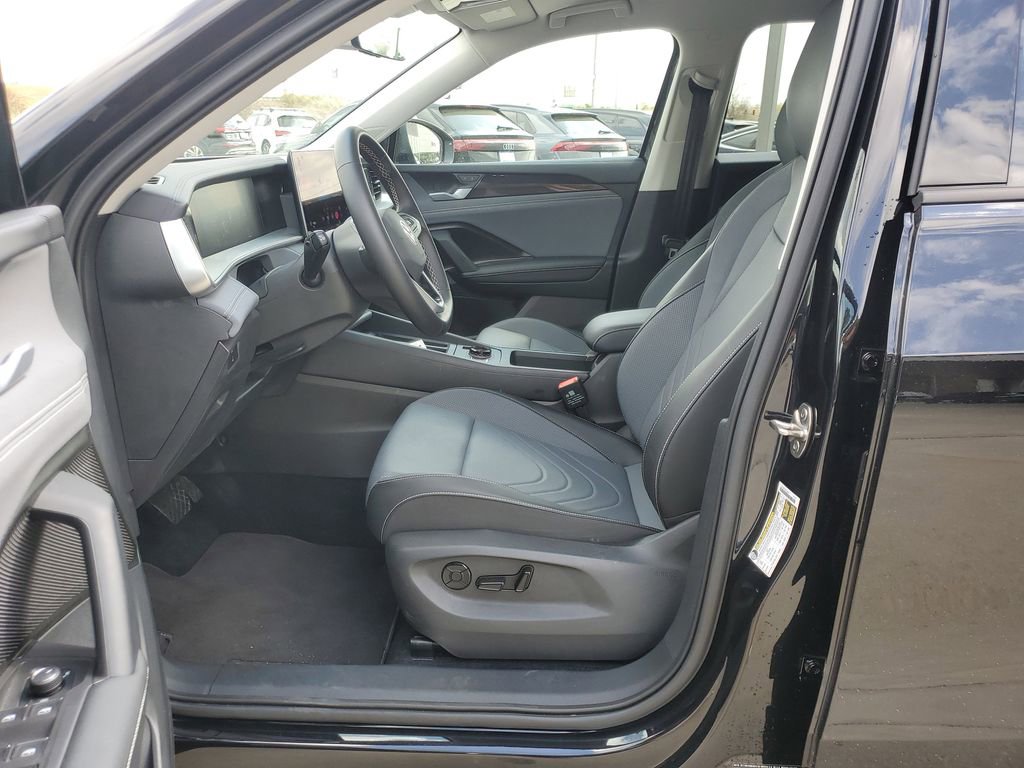 Used 2025 Volkswagen Tiguan SE image 9