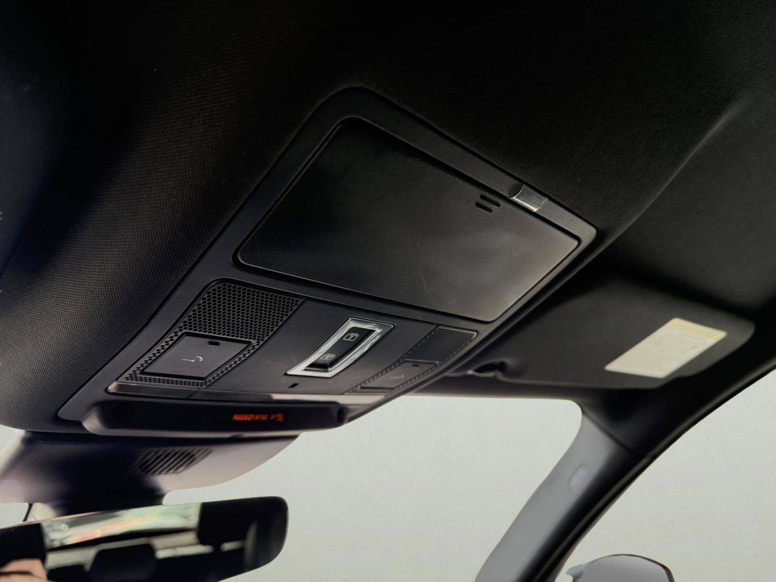 Used 2019 Jaguar E-PACE R-Dynamic SE image 32