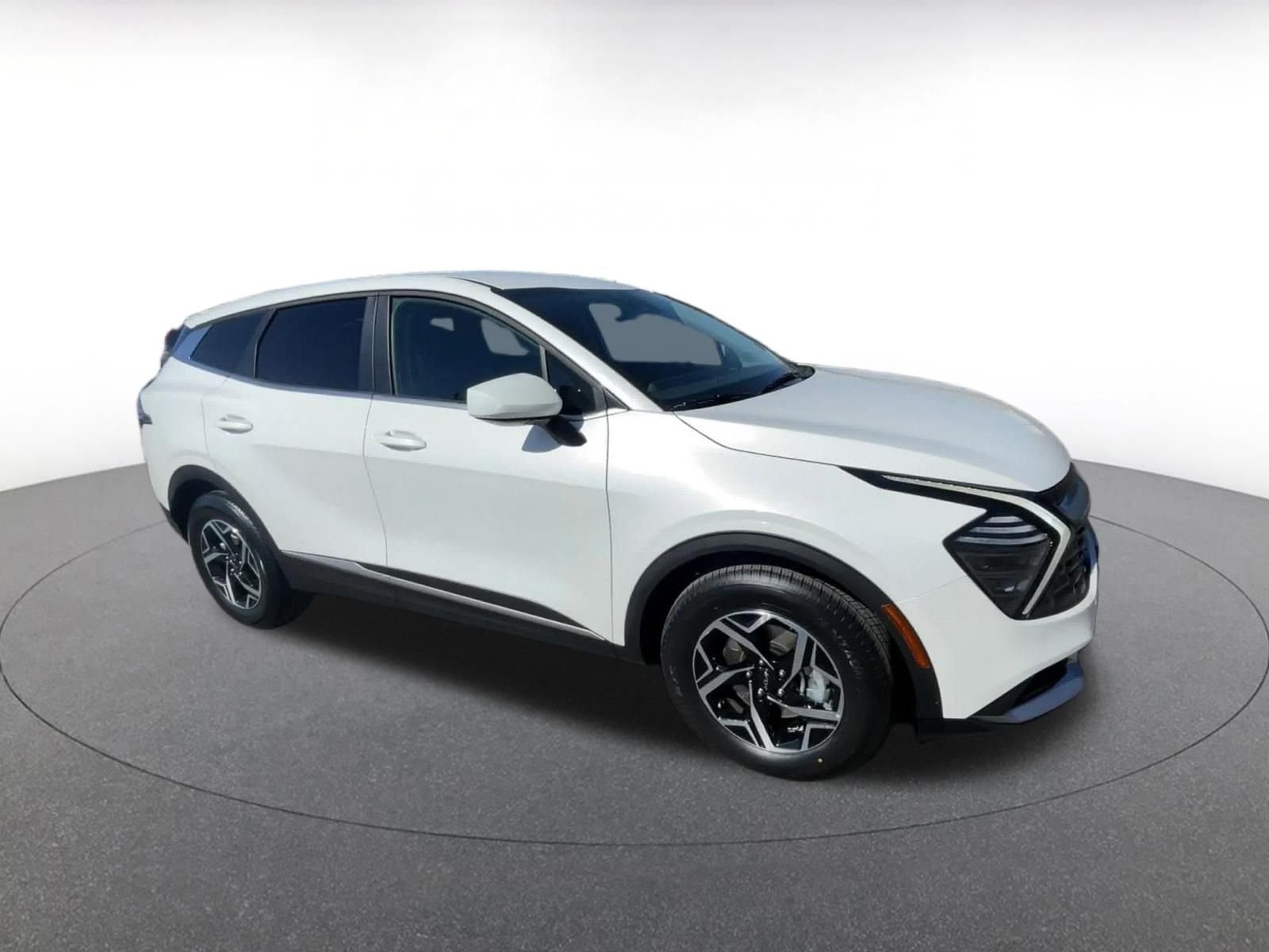 Used 2025 Kia Sportage LX image 2