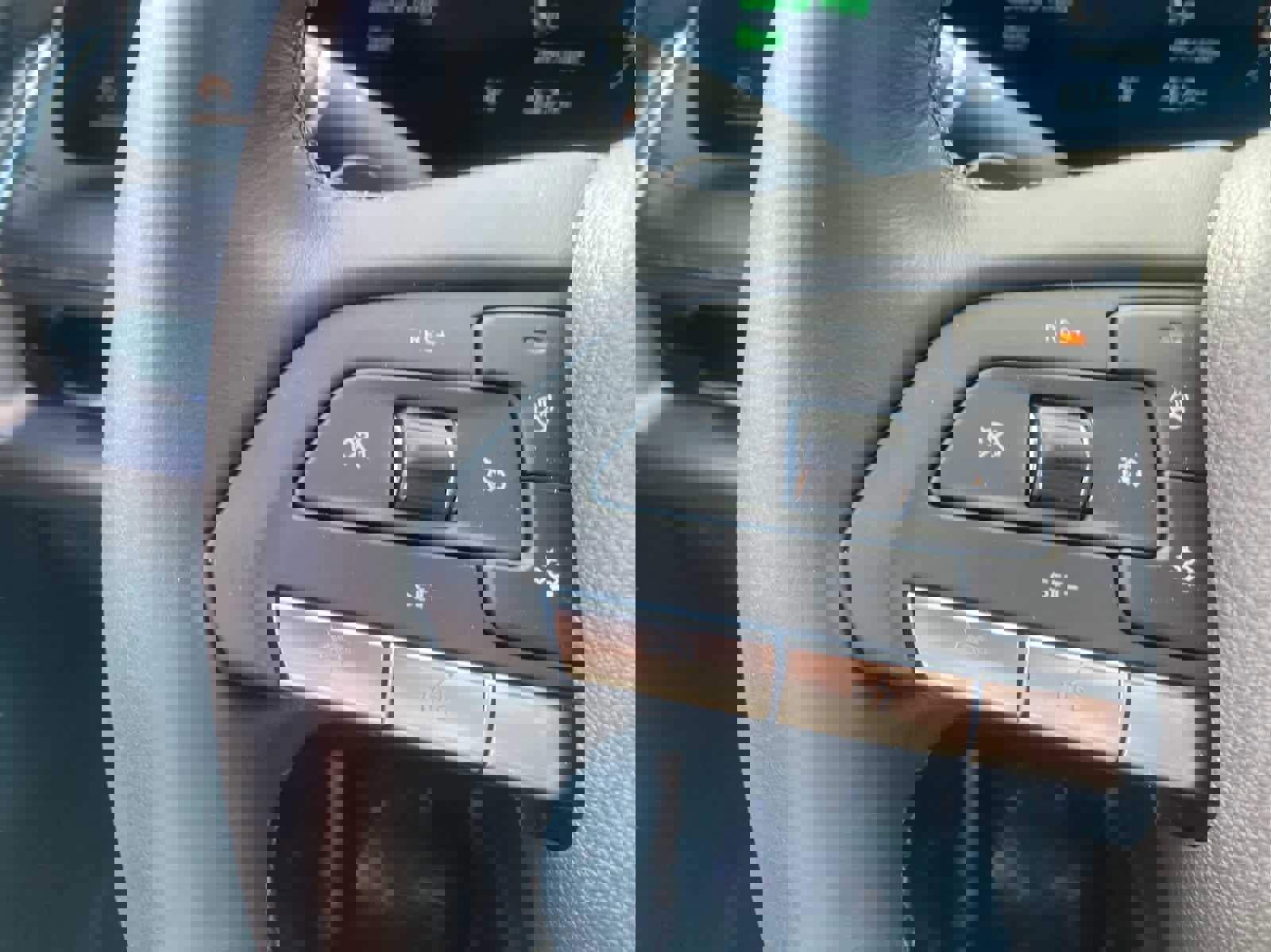 Used 2025 Cadillac XT4 Premium Luxury image 31