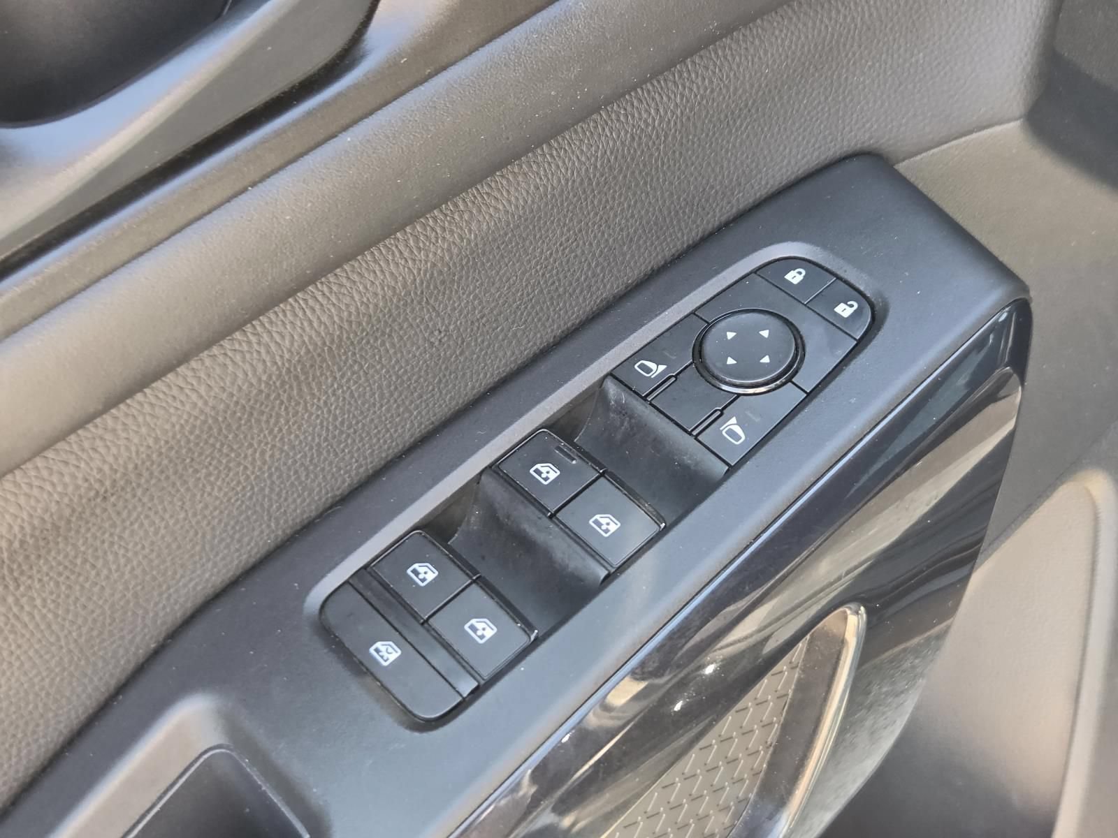Certified 2025 Nissan Pathfinder SV FWD image 22