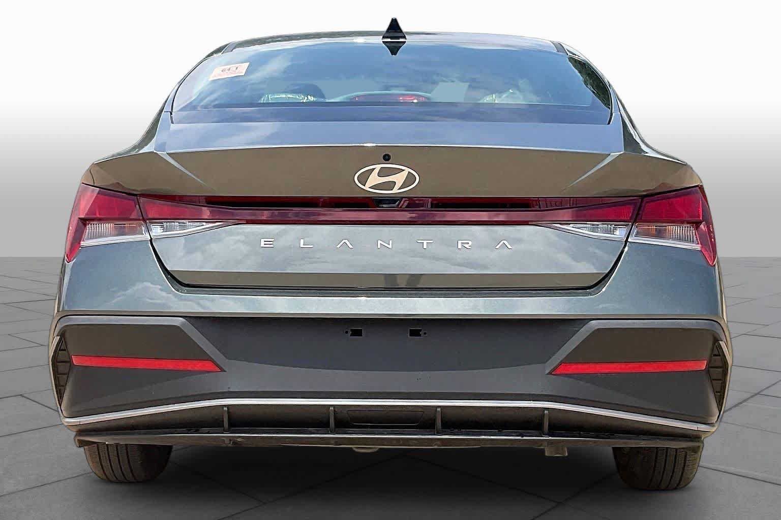 Certified 2026 Hyundai Elantra SE FWD image 5