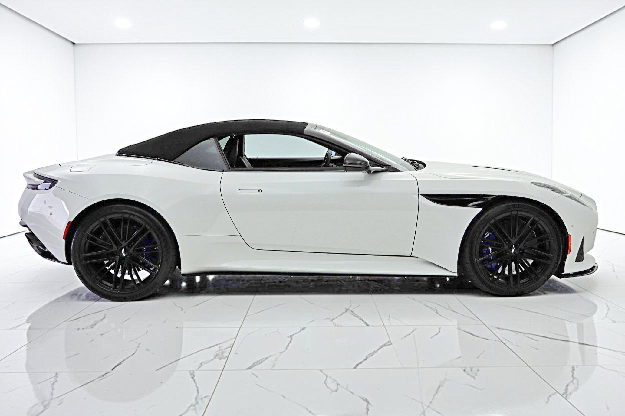 Used 2024 Aston Martin DB12 Convertible RWD image 30