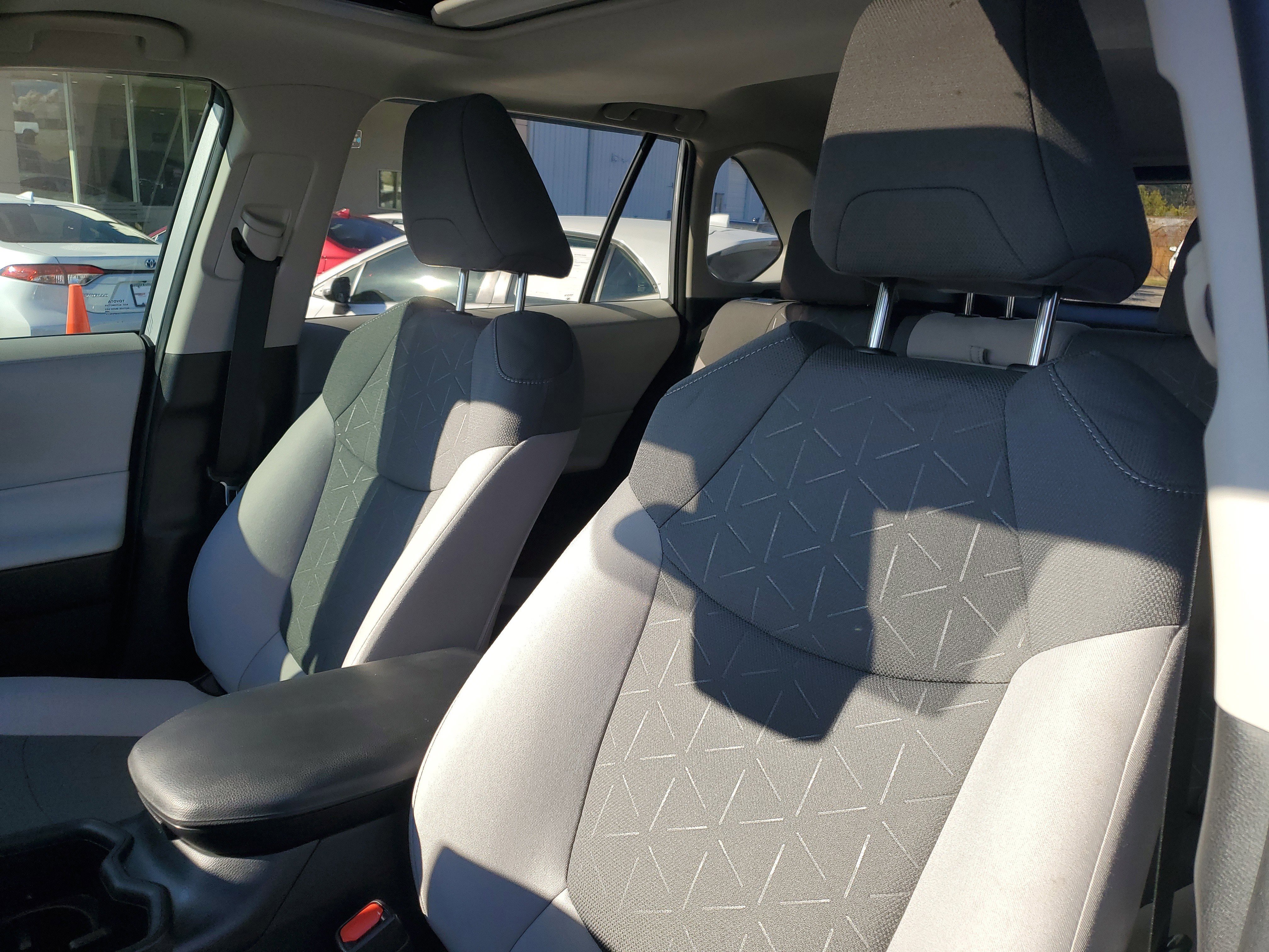 Used 2022 Toyota RAV4 XLE image 17