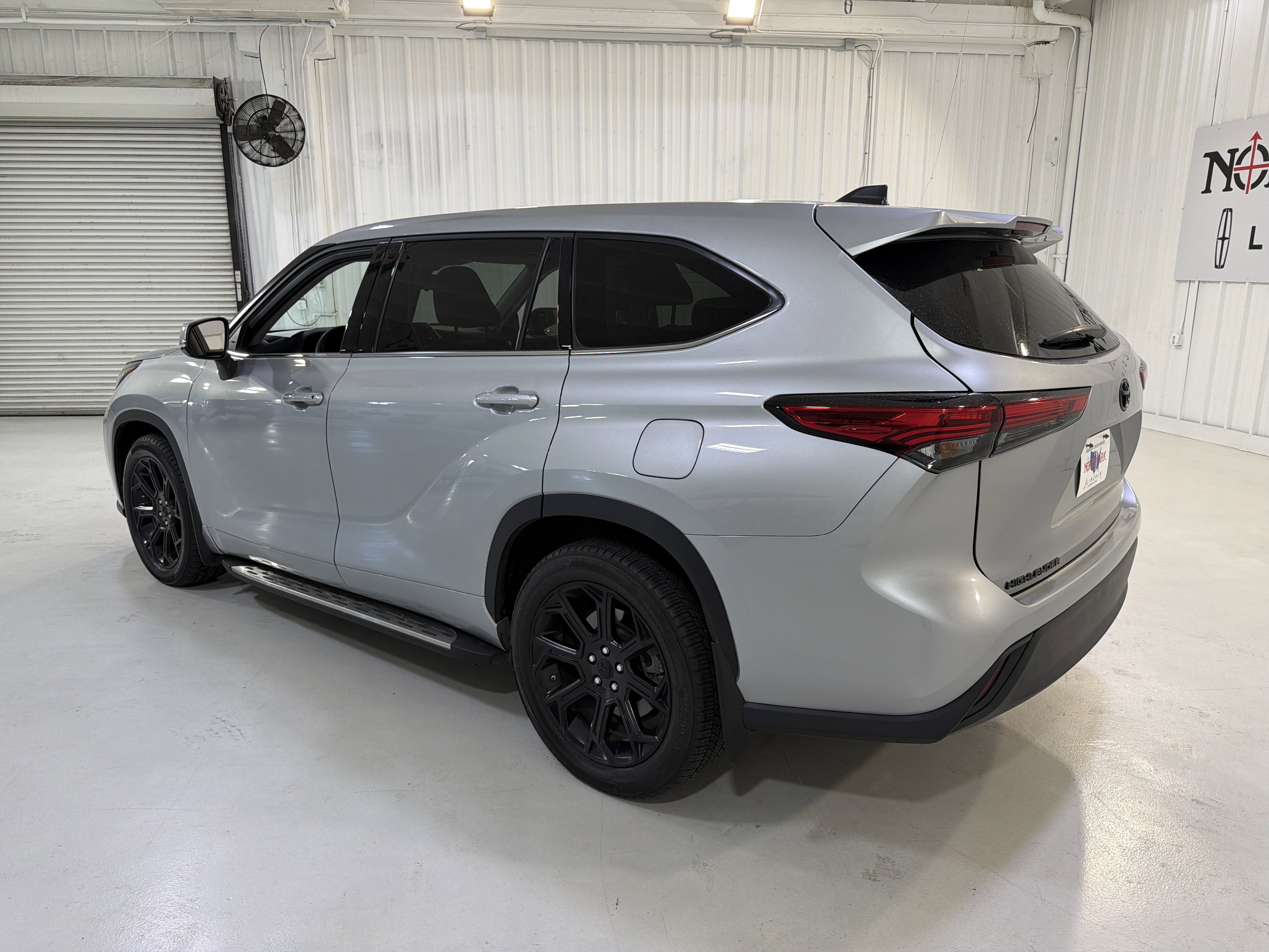 Used 2022 Toyota Highlander L FWD image 3