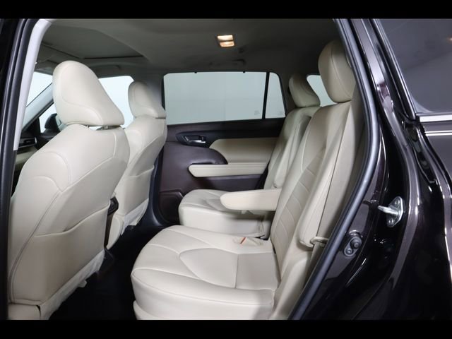 Used 2021 Toyota Highlander XLE image 24