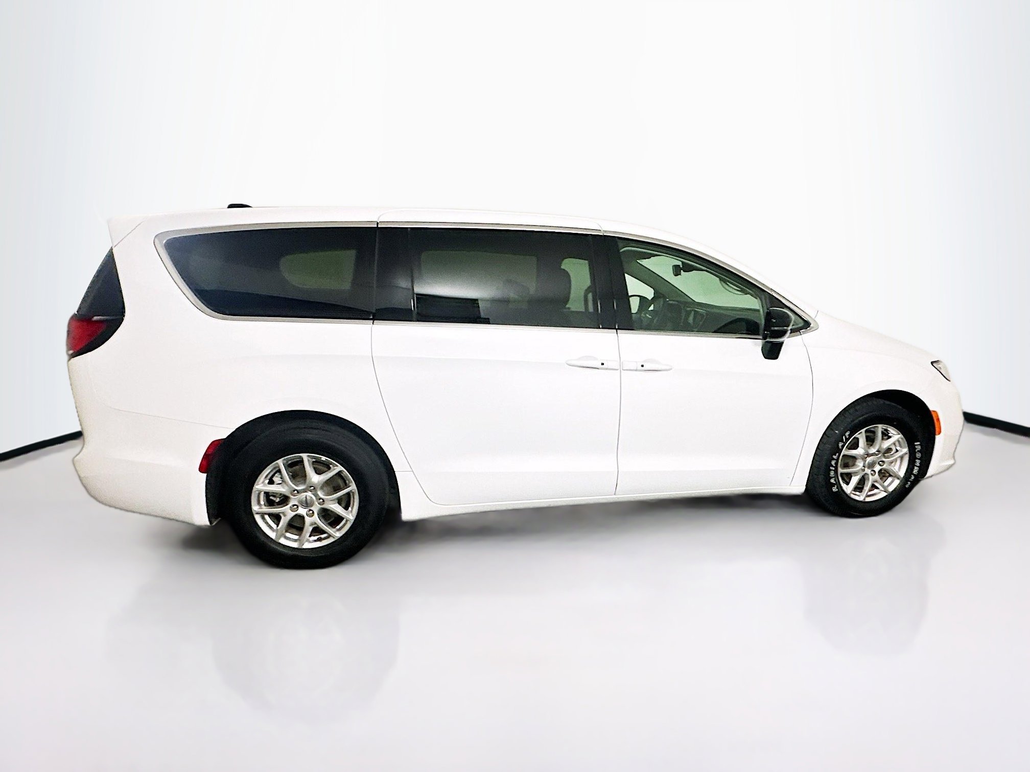 Used 2024 Chrysler Pacifica Touring-L image 10