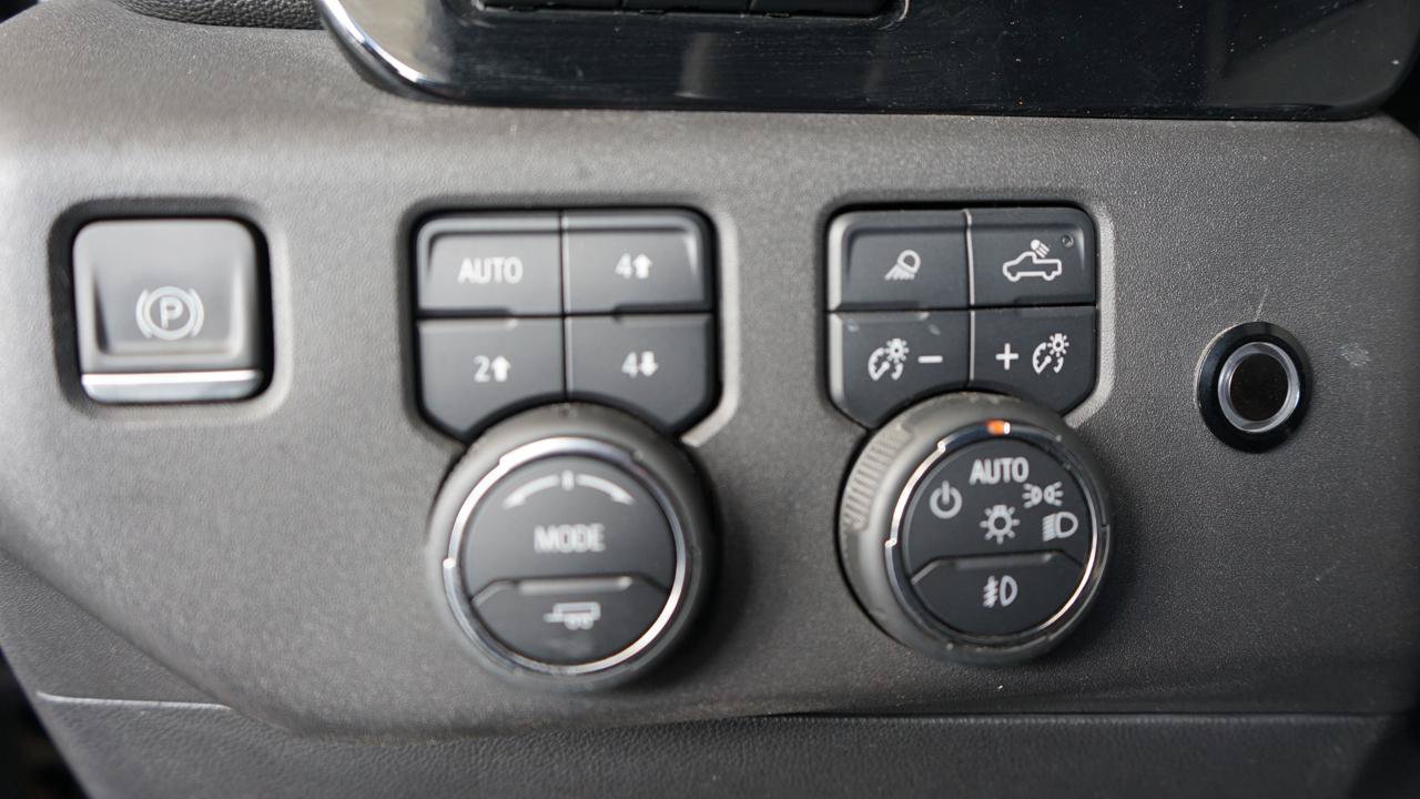 Used 2023 Chevrolet Silverado 1500 ZR2 w/ Technology Package AWD/4WD image 13