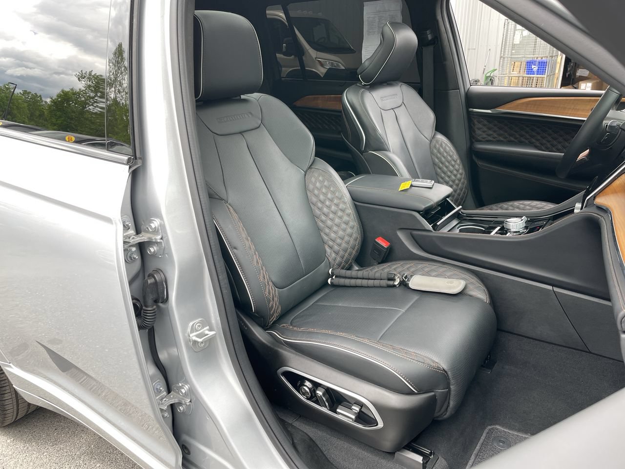 Used 2025 Jeep Grand Cherokee L Summit AWD/4WD image 26