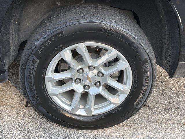 Used 2025 Chevrolet Suburban LT RWD image 29