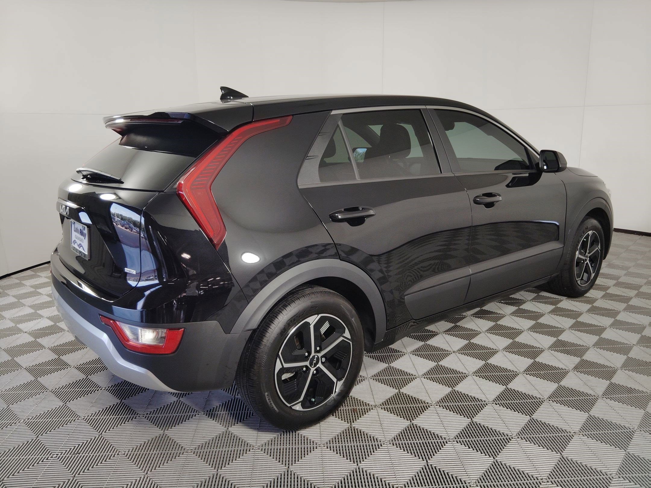 Used 2023 Kia Niro LX image 9